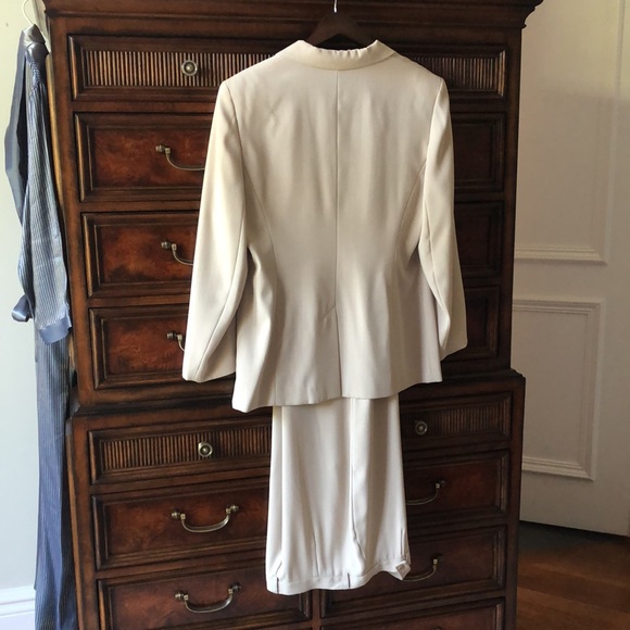 Two piece classic pant suit - Picture 4 of 7